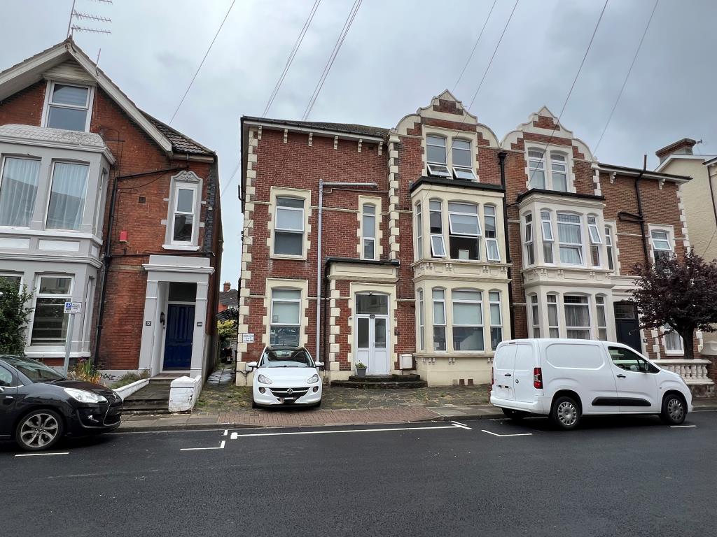 Lot: 96 - FREEHOLD SIX-BEDROOM HMO AND PAIR OF FLATS -